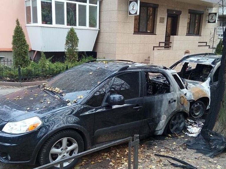 В Киеве возле жилого дома сгорели две иномарки (ФОТО)