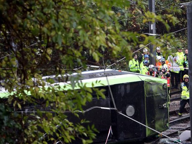 В Лондоне с рельсов сошел трамвай: есть погибшие (ФОТО)