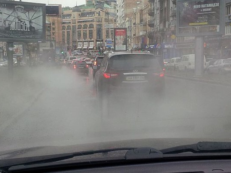 В центре Киева прорвало трубу с горячей водой, на дороге образовалась автомобильная пробка (ФОТО)
