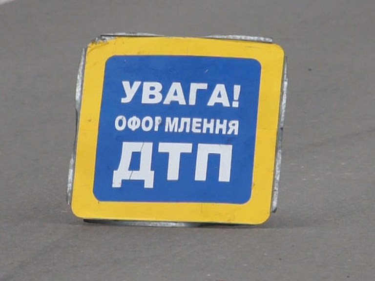 В Киеве ночью внедорожник сбил на переходе ребенка и двух взрослых (ФОТО)