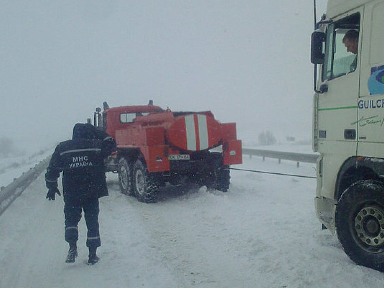В Ровненской области в первой половине дня спасатели 11 раз оказывали помощь водителям, попавшим в снежные заносы