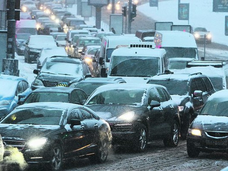 Из-за снегопада в Киеве пробки достигли 6 баллов, зафиксировано более 40 ДТП (КАРТА)