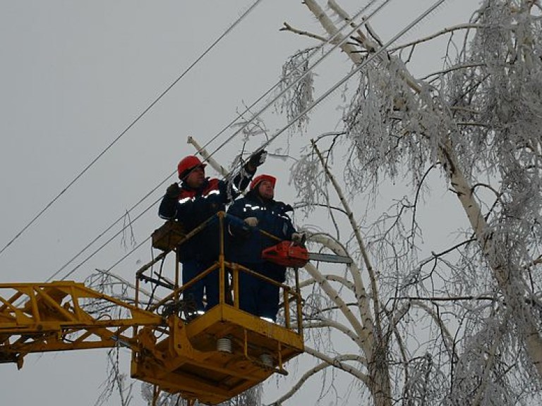 В Украине из-за снегопада остаются обесточенными 573 населенных пункта