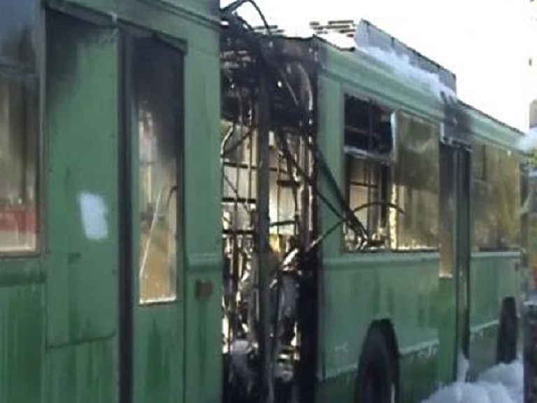 В Киеве во время движения загорелся троллейбус (ФОТО)
