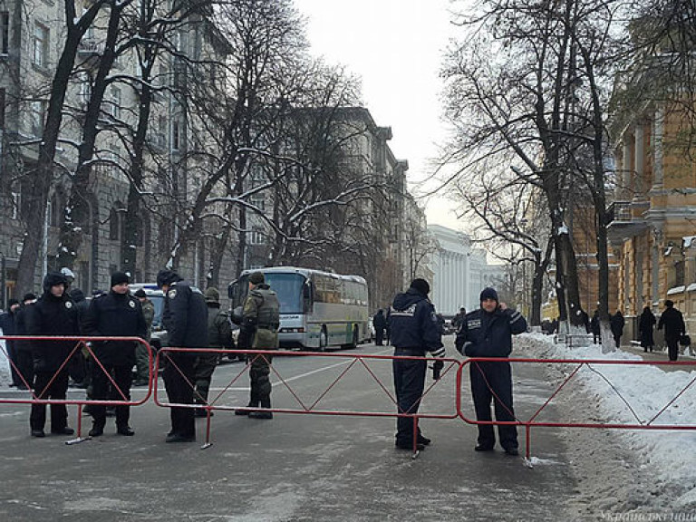 В Киеве неизвестные заблокировали улицу Грушевского авто с иностранными номерами &#8212; очевидцы