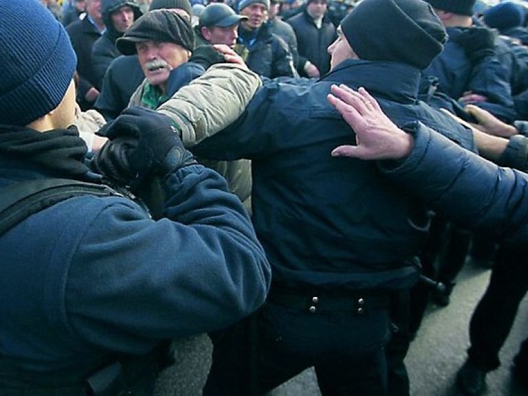 Нардеп объяснил причину выхода украинцев на уличные акции протеста в Киеве