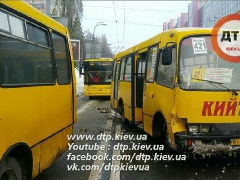 ДТП в Киеве: столкнулись маршрутки, есть пострадавшие (ФОТО)
