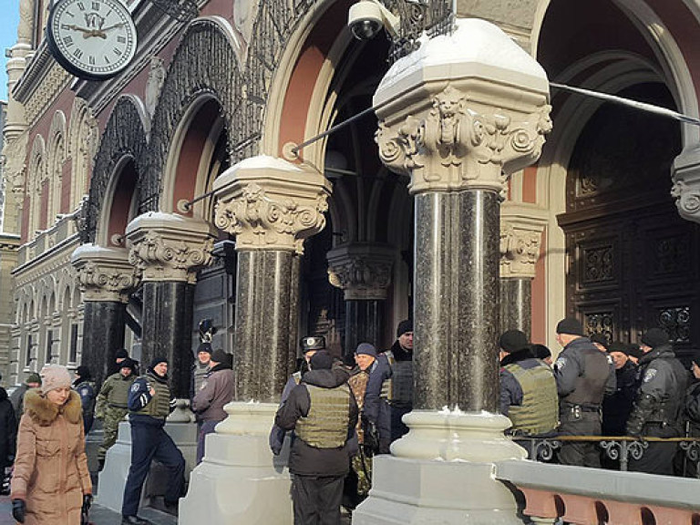 Правоохранители заблокировали вход в НБУ, заняв ступеньки здания (ФОТО)