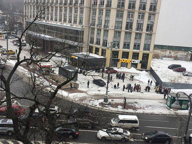 Возле гостиницы &#171;Днепр&#187; в Киеве снова собираются люди (ФОТО)