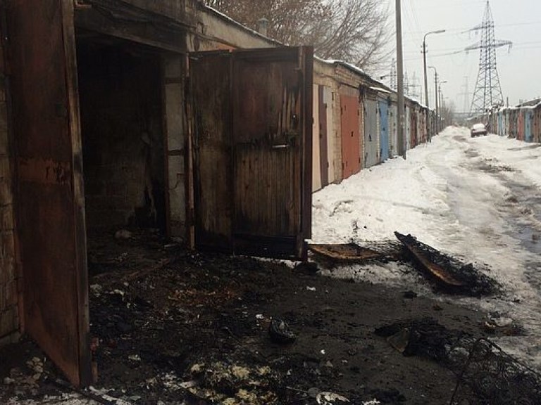 В Киеве горел гараж на Камышанской улице (ФОТО)