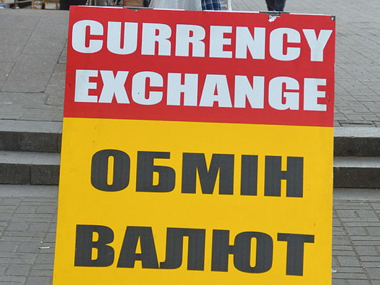 В украинских обменниках доллар в продаже подешевел до 27,10 гривен