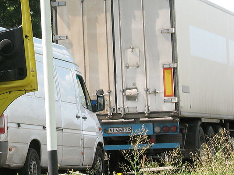 Два пункта пропуска на Закарпатье остаются заблокированными