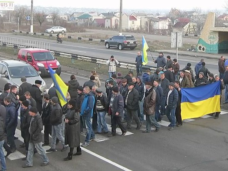 Под Черновцами владельцы автомобилей с иностранной регистрацией перекрыли въезд и выезд в город (ФОТО)