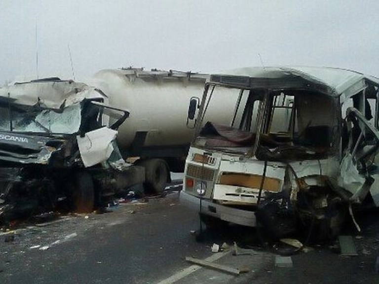 В Киевской области столкнулись грузовик и автобус, есть погибший (ФОТО)