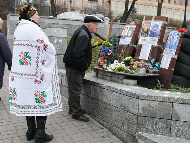 Митинг протеста возле НБУ завершился, но возле АП продолжают дежурить силовики в автозаках