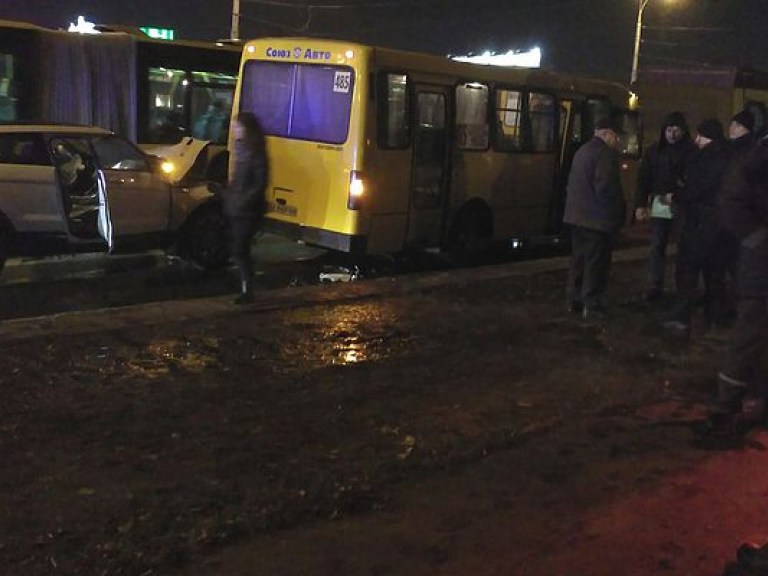 В Киеве внедорожник протаранил маршрутку и спровоцировал столкновение с грузовиком (ФОТО)