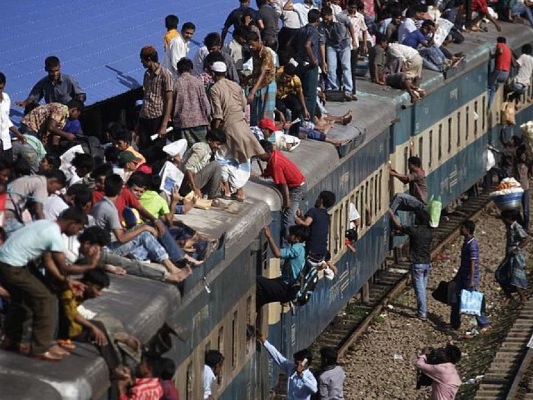 В Индии число жертв аварии поезда уже превысило сто человек (ФОТО)