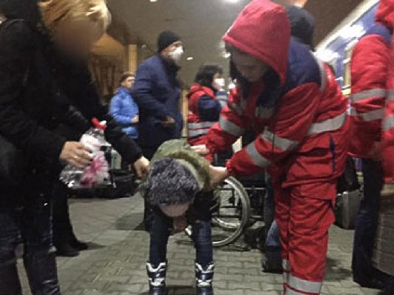 В Киеве с вокзала забрали 18 детей с отравлением, трое в тяжелом состоянии (ФОТО)