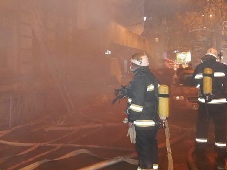 В Киеве горел троллейбус: Очевидцы бросились на помощь водителю (ФОТО)