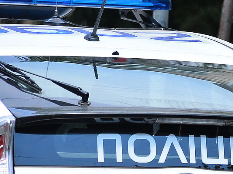 В Харькове люди в масках напали на военный автомобиль
