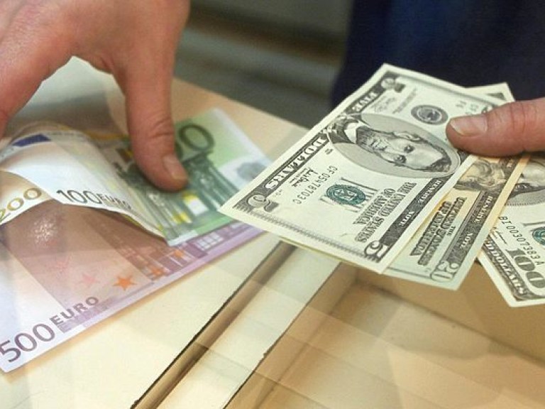 В украинских обменниках сегодня курс вырос до 26,93 гривен за доллар