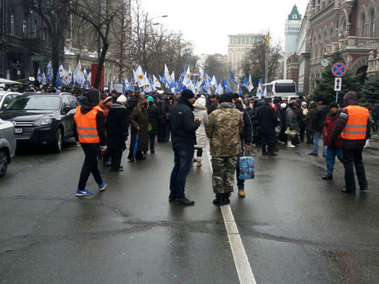 Возле НБУ неизвестные заблокировали участников акции протеста (ФОТО)