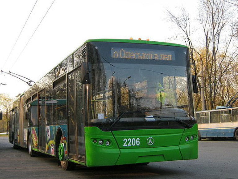 В Киеве троллейбус насмерть сбил человека