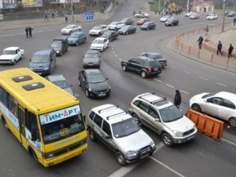 В Одессе изменили схему движения транспорта, на дорогах произошел транспортный коллапс (ФОТО)