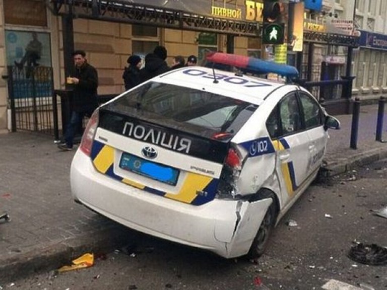 В Днепре столкнулись автомобиль такси и патрульной полиции (ФОТО)