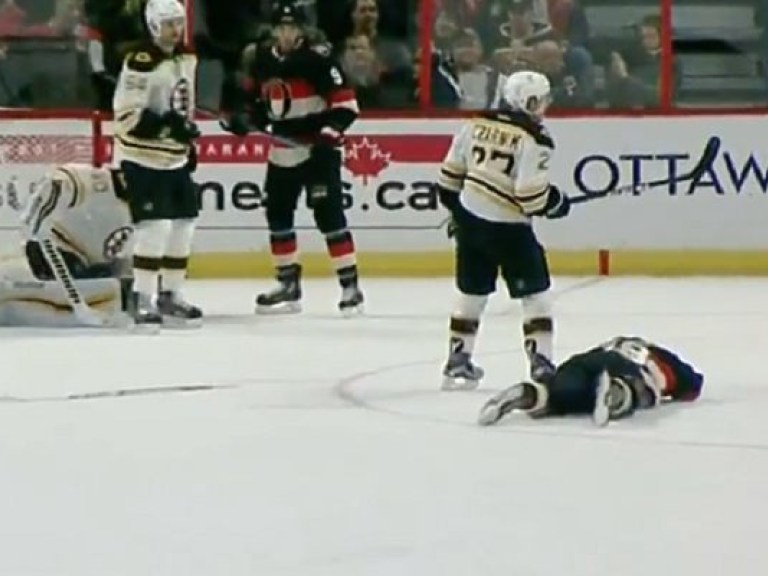 Хоккеисту НХЛ разорвало ухо после попадания в голову шайбой (ВИДЕО)