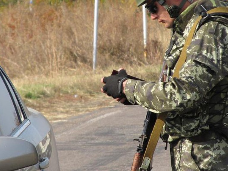 На КПВВ &#171;Марьинка&#187; в очередях стоят 400 автомобилей