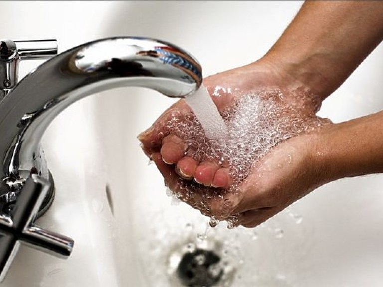 Медик: Лучшая защита от гриппа – мытье рук, маска эффективна только два часа