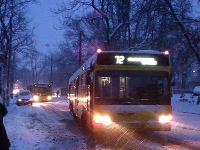 Жители Киева опоздали на работу из-за снежных завалов на дорогах