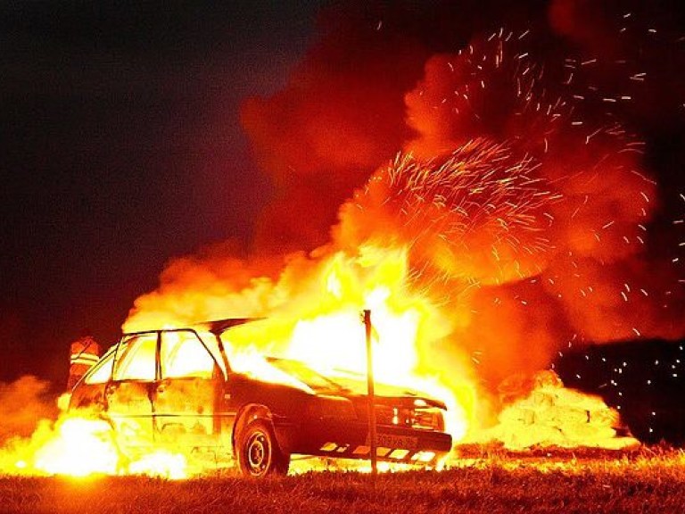 Правоохранители проводят проверку факта возгорания автомобиля в центре Харькова