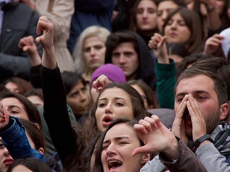 Руководство ведущего вуза страны заставляет студентов мерзнуть и сдавать сессию раньше срока – активисты
