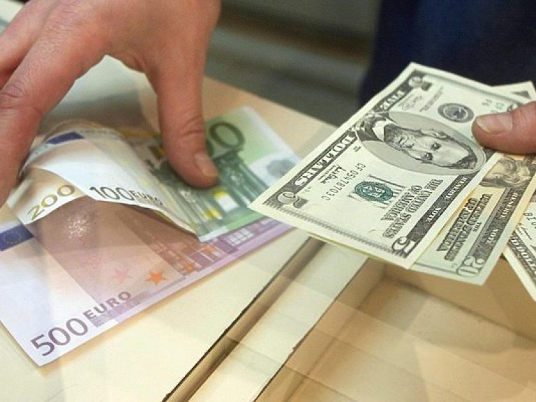 В украинских обменниках наличный курс повысился до 26,91 гривен за доллар