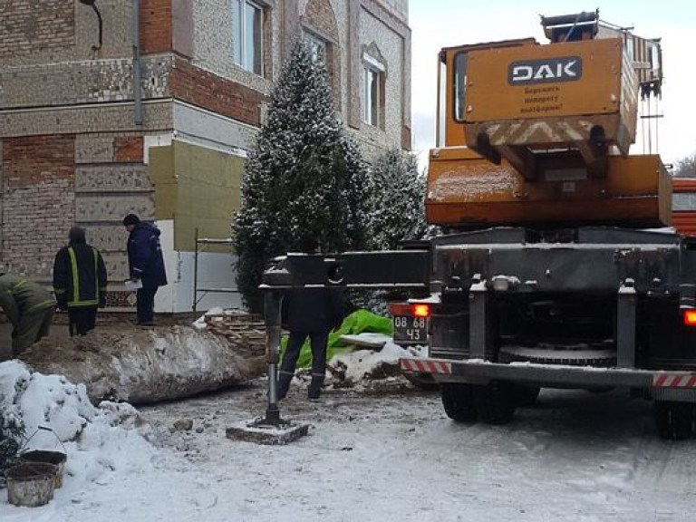 В Черниговской области на рабочих упала железобетонная плита: один человек погиб (ФОТО)