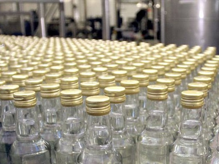 Эксперт: ГФС «крышует» производство нелегального алкоголя в Украине