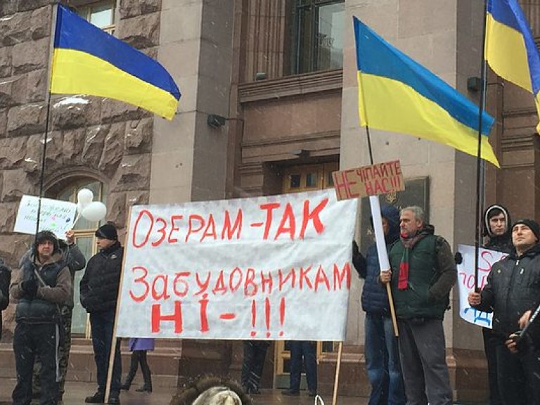 Возле Киеврады люди протестуют против незаконных застроек (ФОТО)