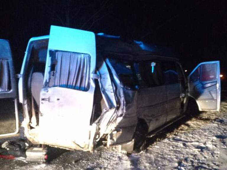 На Днепропетровщине столкнулись грузовик с микроавтобусом, пять человек погибли (ФОТО)