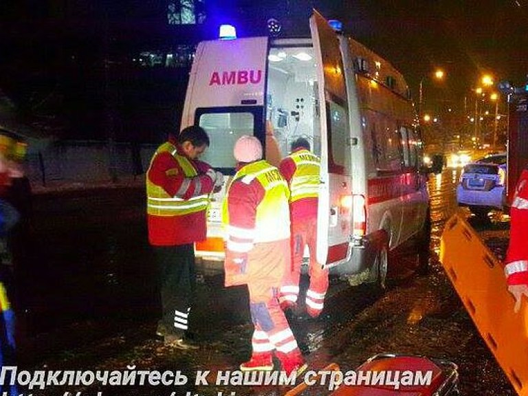 В Киеве BMW врезалась столб, два человека пострадали (ФОТО)