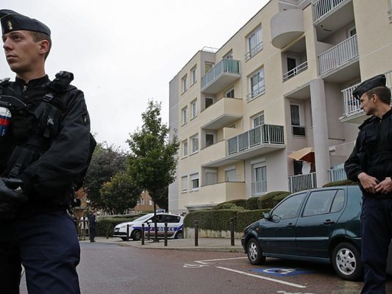 В Париже вооруженный мужчина захватил семь заложников