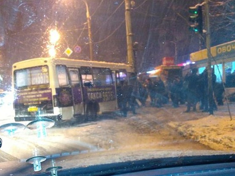 В Киеве маршрутка  врезалась в столб, есть пострадавшие (ФОТО)
