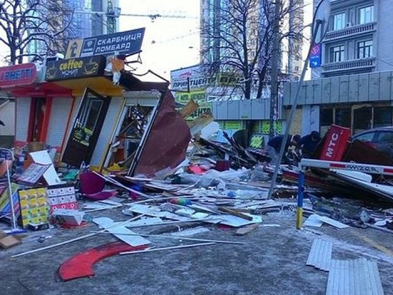 В Киеве неизвестные ночью разгромили базар возле станции метро «Политехнический институт» (ФОТО)