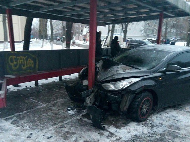 В Киеве водитель из-за гололедицы не справился с управлением и врезался в остановку  (ФОТО)