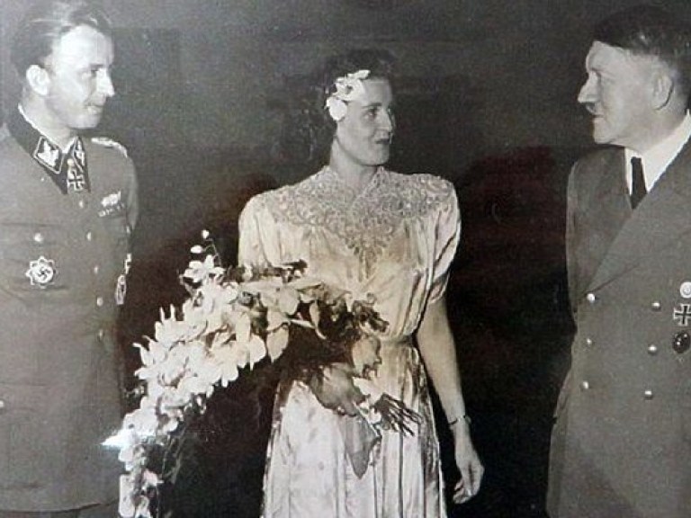 В Сети опубликовали фото Гитлера на свадьбе сестры Евы Браун (ФОТО)