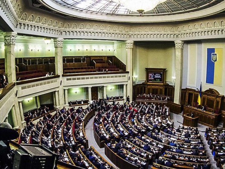 Рада определила порядок выплаты стипендий и установила максимальную пенсию 10,7 тысяч гривен