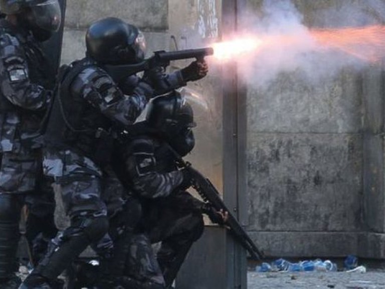 В Бразилии полицейские открыли огонь по демонстрантам (ФОТО)