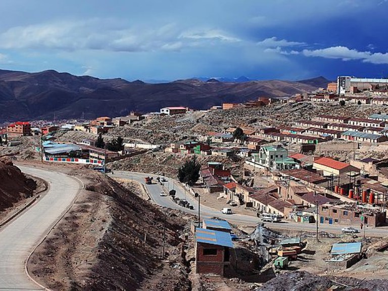 В Боливии 13 человек погибли при падении автобуса в горах