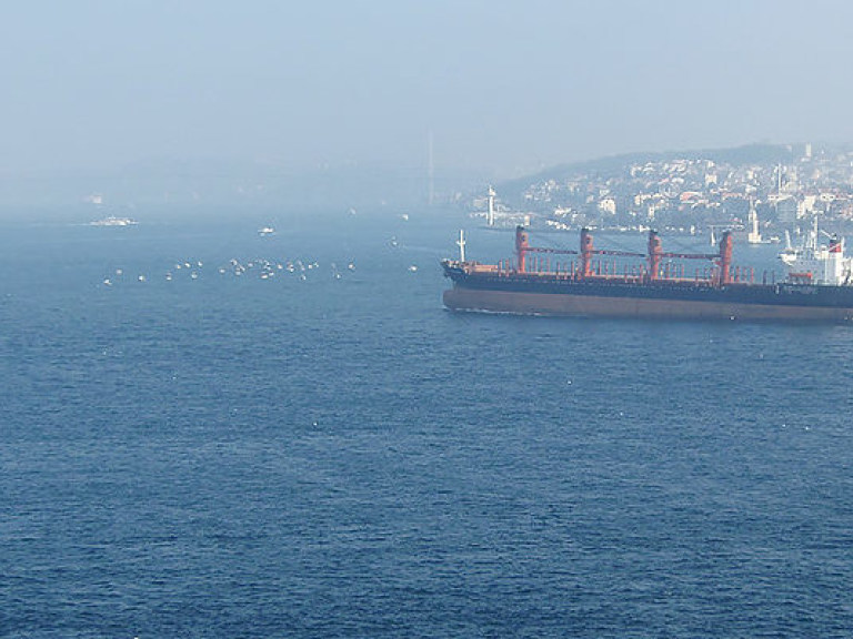 Пролив Босфор закрыли из-за аварии на танкере